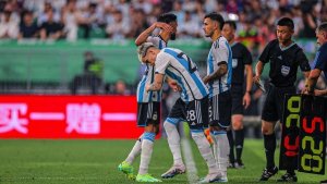 El posteo de Garnacho después de su debut en Argentina y la reacción de sus compañeros