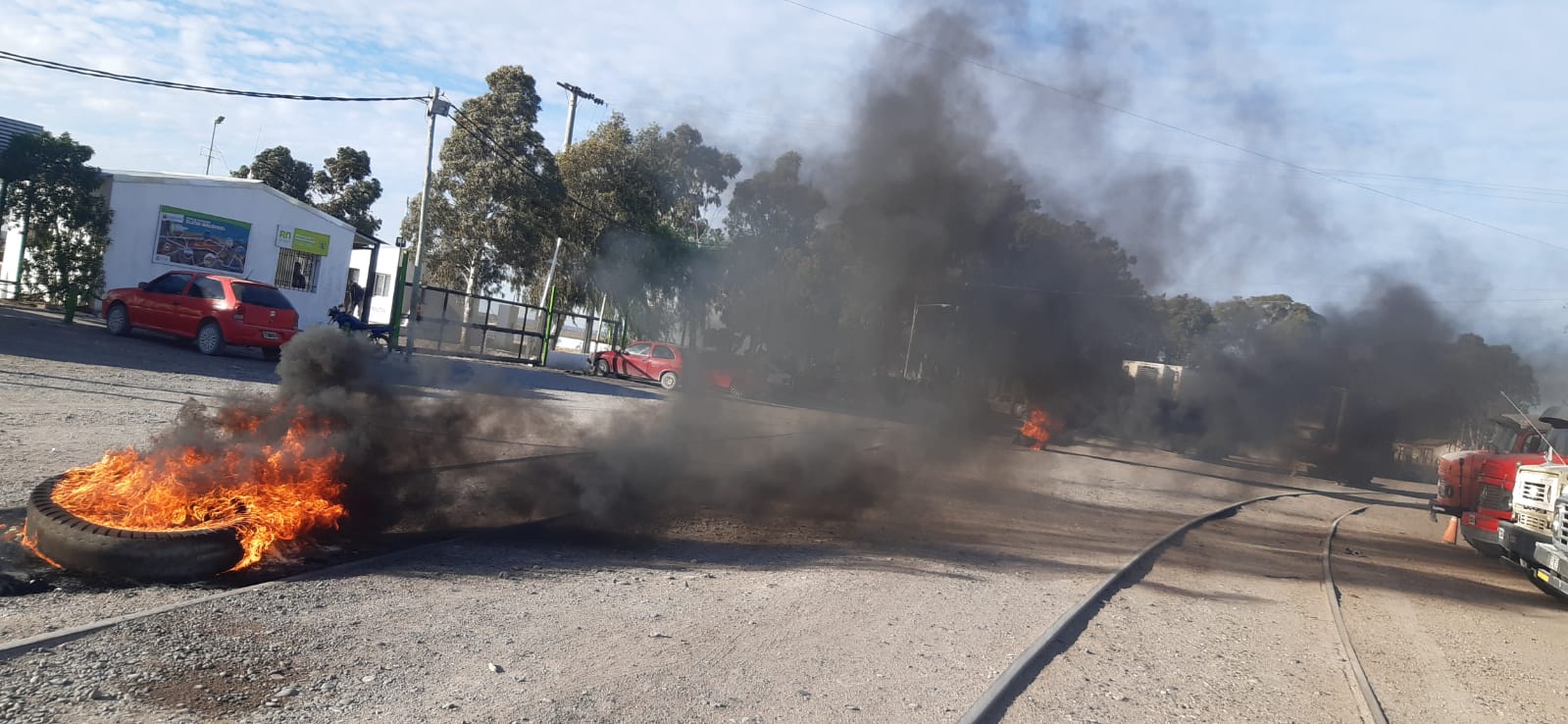 Los ex trabajadores iniciaron un acampe, a modo de protesta, en el muelle de San Antonio Oeste