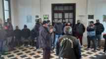 Imagen de Los ex trabajadores de Perla del Este protestan frente al municipio