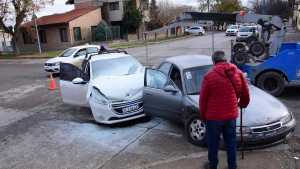 Dos autos chocaron en el centro de Roca: «No lo vi, me di cuenta cuando sentí el golpe»