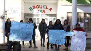 Escuela tomada: 30 madres ocuparon un colegio de Roca por la ola de inseguridad