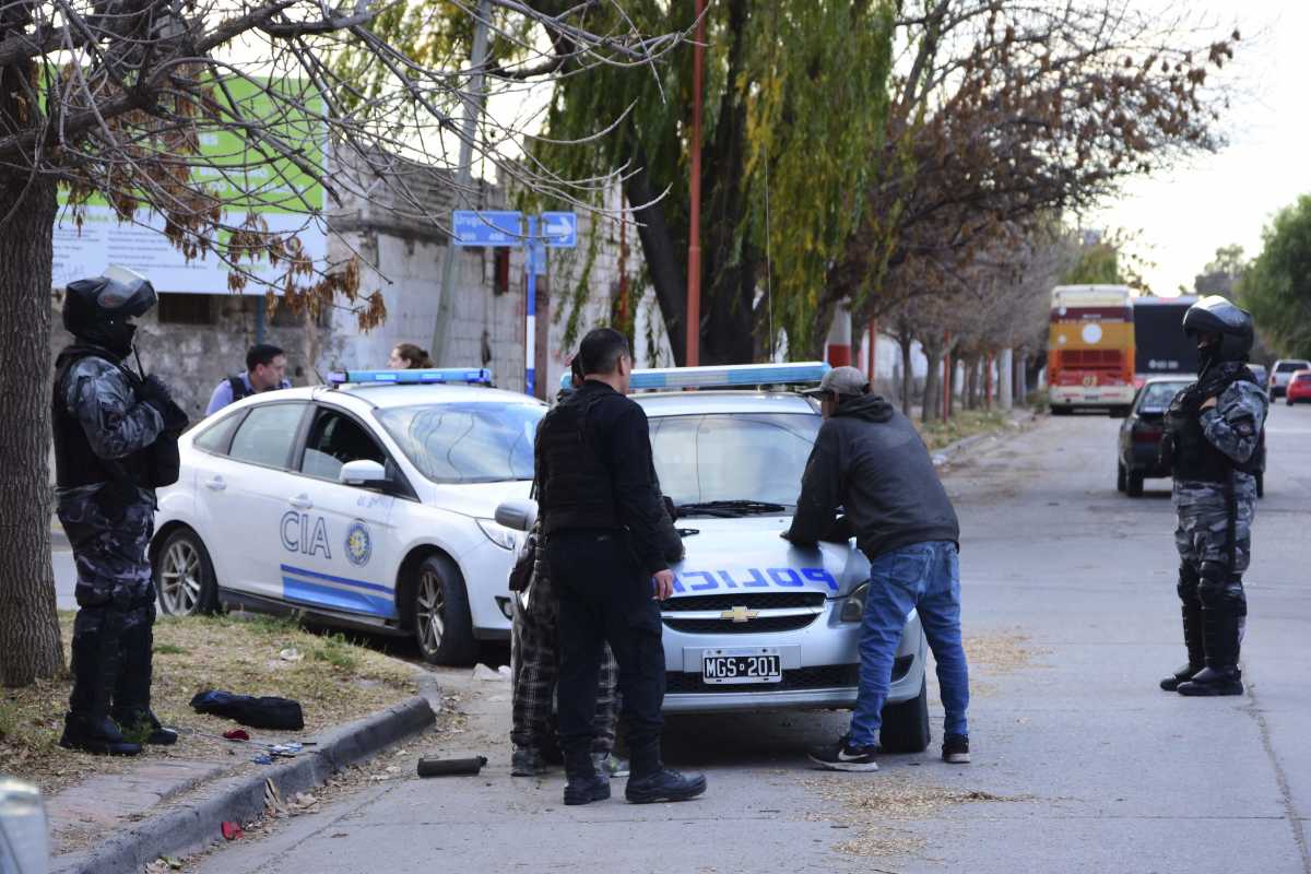 Los hombres fueron detenidos hoy por la tarde. Foto: Andres Maripe.