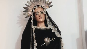 Aseguran que una figura de la Virgen Dolorosa «derramó lágrimas» ante fieles de Santa Fe