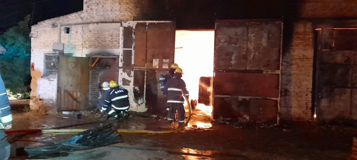 El incendio ocurrió en el galpón Tres Ases de Cinco Saltos. Foto: Gentileza.