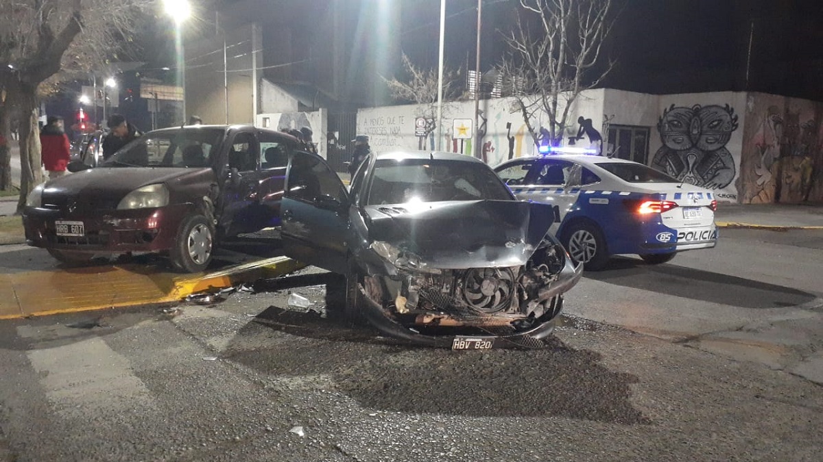 Por el golpe, los dos autos terminaron sobre la vereda del boulevard de Olascoaga. Foto: Gentileza Ariel Kees. 