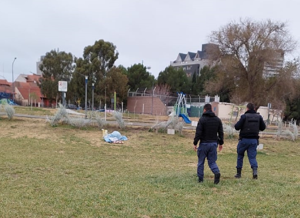 La persona estaba recostada en medio del parque Jaime de Nevares. (Gentileza).-