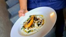 Imagen de Así trabaja el chef de «El Marino Amarrado», en Pehuenia: su comida abraza, confían