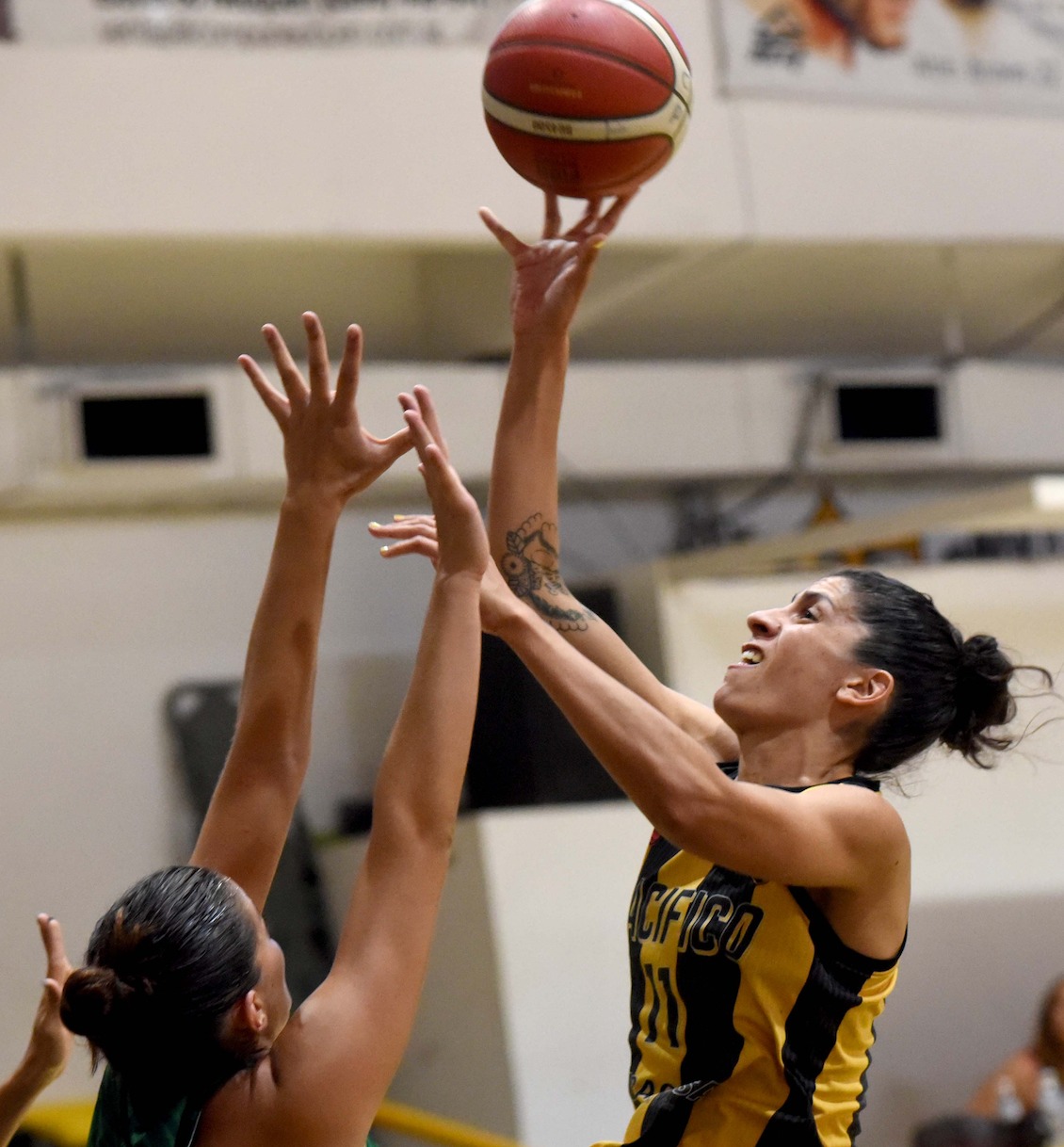 Ailín Astorga le dio el triunfo a las Decanas en el clásico de la capital neuquina.