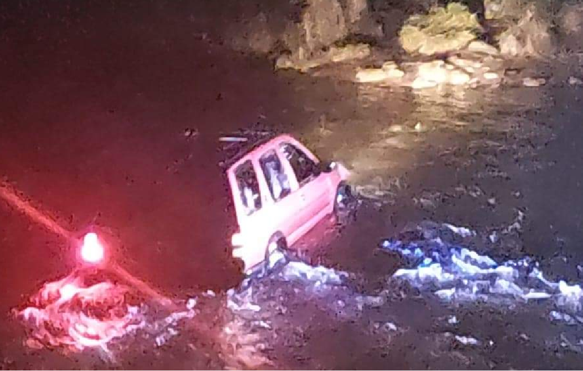 Por esquivar un corte, quedó varado en medio de un río. Foto: Realidad Sanmartinense