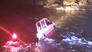 Intentó esquivar un corte de ruta y quedó atrapado en un río de Junín de los Andes