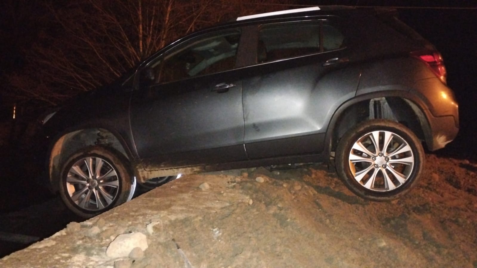 El vehículo quedó colgado y las mujeres lograron bajar. Foto: gentileza