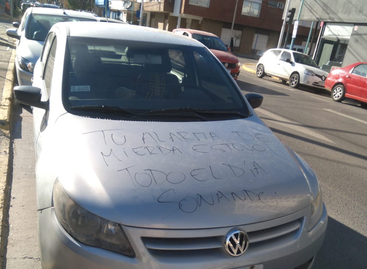 Le escrachó el auto porque la alarma no dejaba de sonar, en el centro de Neuquén. Foto: Gentileza