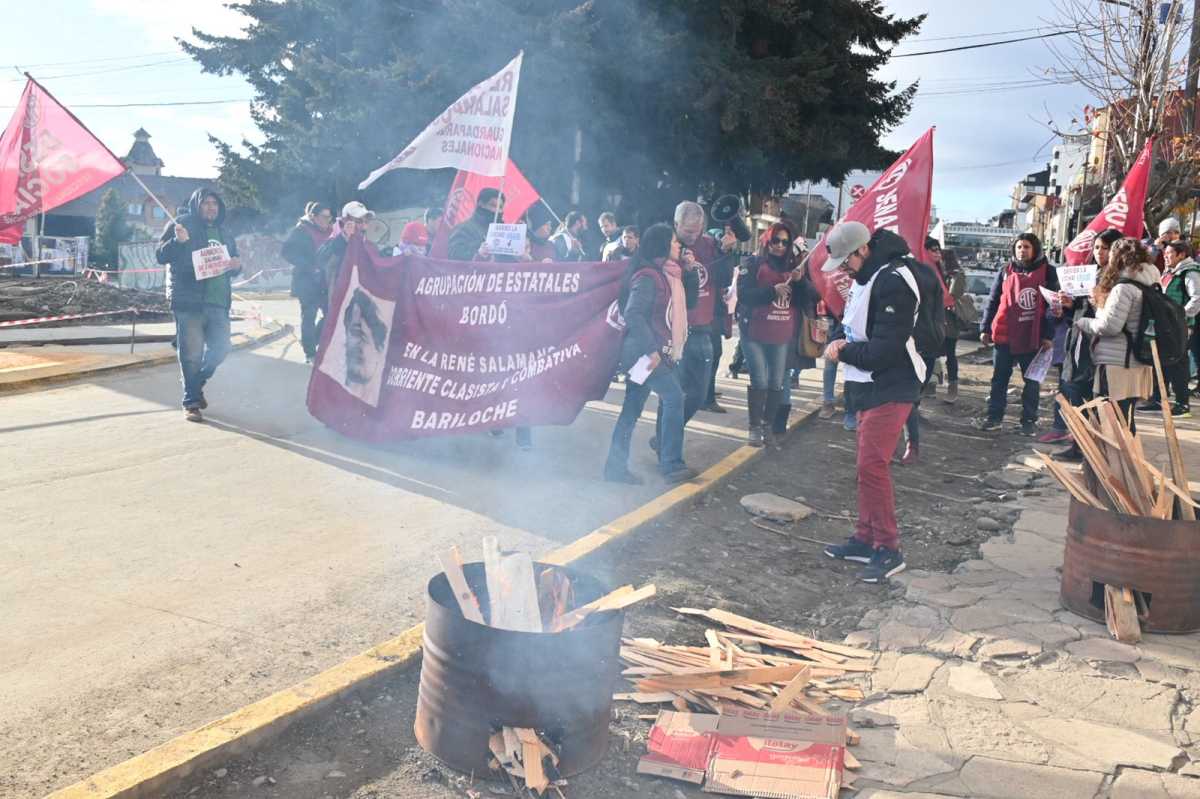 Dirigentes de ATE llevaron su protesta, por el paro en Río Negro, al Monolito de Bariloche con olla popular. Foto: Chino Leiva
