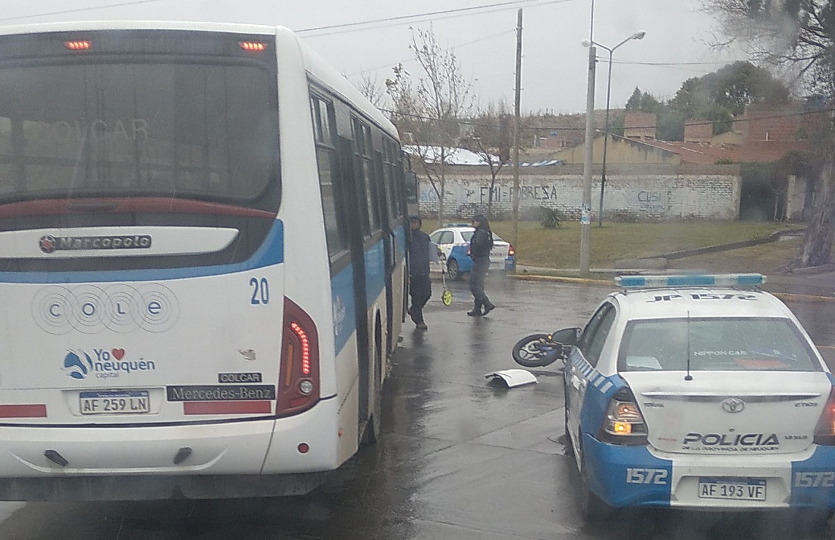 Un colectivo chocó a un motociclista en el oeste de Neuquén: "La lluvia lo habría ocasionado". Foto gentileza