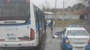 Un colectivo chocó a un motociclista en el oeste de Neuquén: «La lluvia lo habría ocasionado»