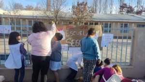 La Escuela 234 de Plottier sigue cerrada y las familias reclaman obras: «No descartamos ir a la ruta»