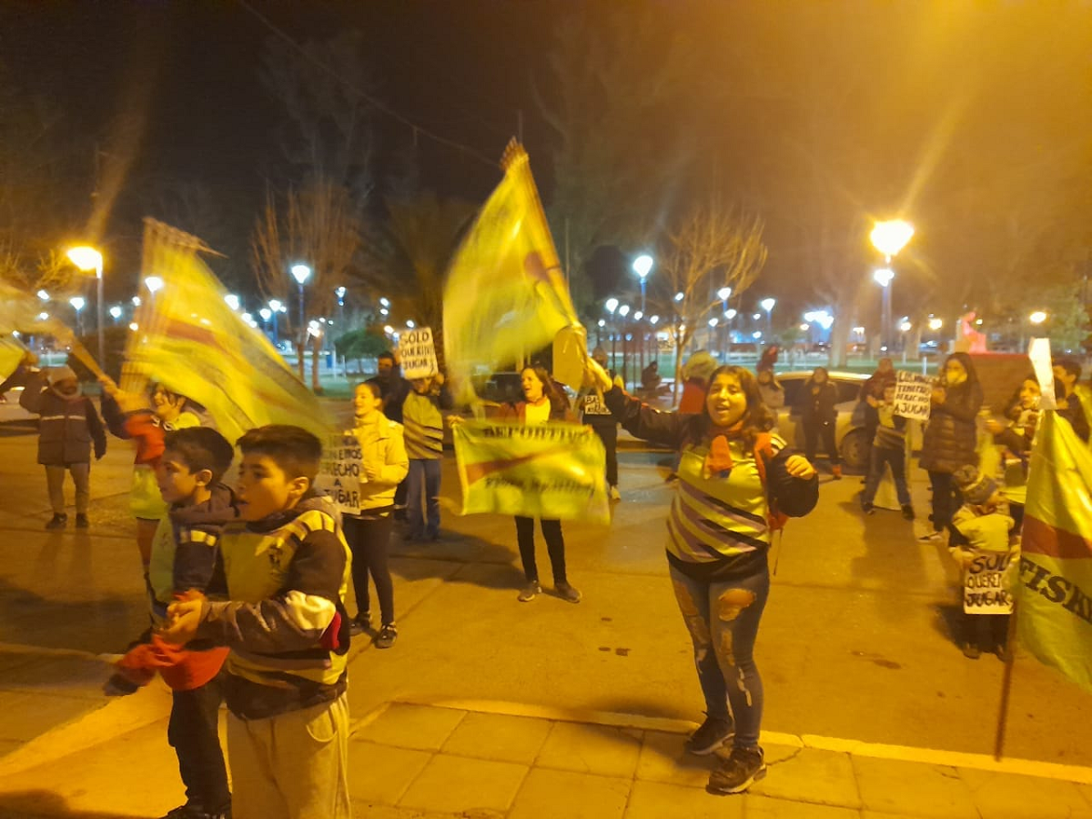 Integrantes del club deportivo Fiske Menuco se manifestaron este miércoles frente al municipio. Foto: facebook