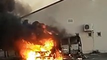 Imagen de Video: así se incendiaron dos ambulancias en el Hospital de Cipolletti