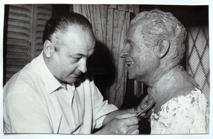 "Hombre íntegro, nunca se dejó amedrentar durante la dictadura", rescató José Morales García en la biografía del artista.