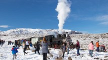 Imagen de Así de lindo es viajar en La Trochita abriéndose paso en la nieve: fechas y precios de las próximas salidas