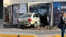 Imagen de Chocó y terminó contra un cartel, en pleno centro de Neuquén