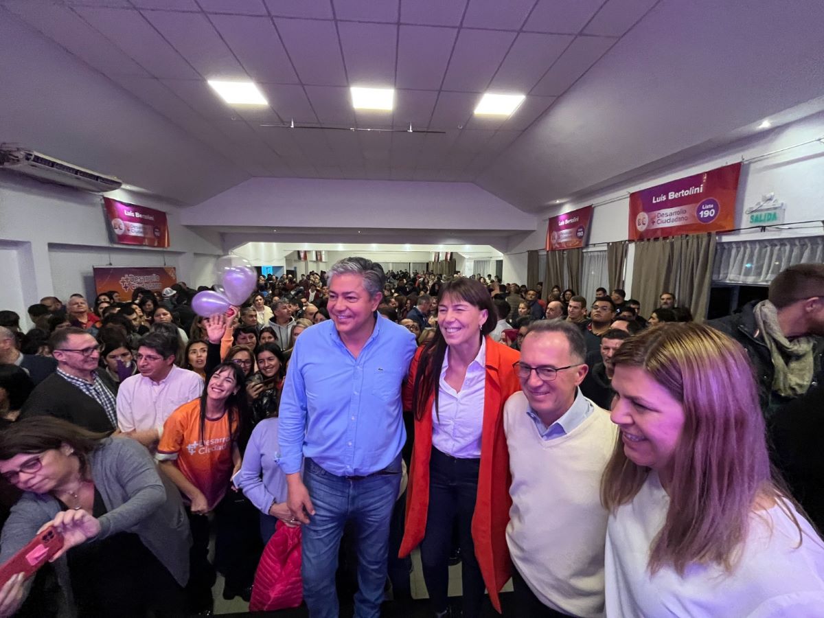 Gloria Ruiz y Rolando Figueroa, junto a Luis Bertolini que competirá en Plottier. Foto: Gentileza Twitter @Rolo_Figueroa