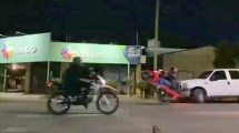 Imagen de Los filman haciendo maniobras peligrosas con sus motos, a metros de una plaza en Plottier