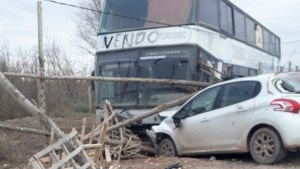 Chocaron y abandonaron el auto: vecinos piden que lo vengan a retirar en Fernández Oro