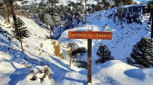 Imagen de Caminó por el sendero de las cascadas de Caviahue nevado: el video de una joya de la Patagonia