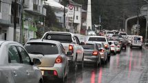 Imagen de Bariloche colapsada: la odisea diaria de circular entre más de 110 mil autos