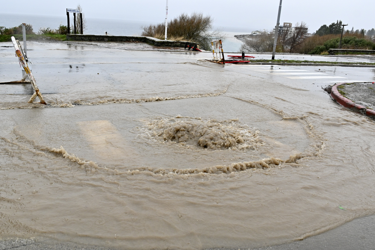 El agua fluye en la avenida Costanera y se amplió el socavón. Foto: Chino Leiva