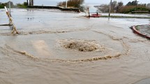 Imagen de La intensa lluvia en Bariloche provocó el colapso de un pluvial en la Costanera