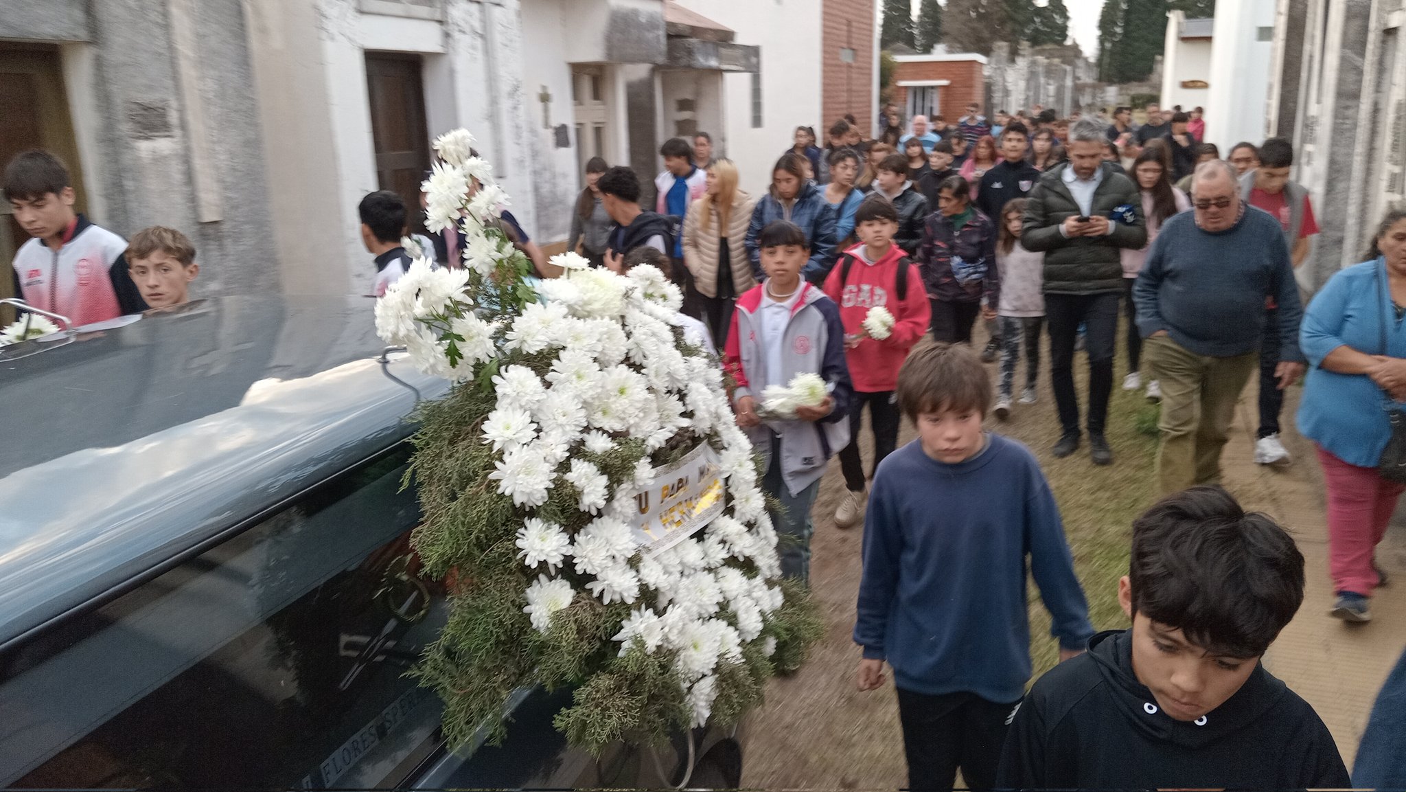 Despidieron ayer los restos de Joaquín Sperani, el chico de 14 años que fue asesinado a golpes por un amigo de la misma edad. (@MarceAFernandez)