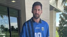 Imagen de ¡Icónica! Lionel Messi y un homenaje a Diego Maradona junto a la camiseta del Mundial 94′