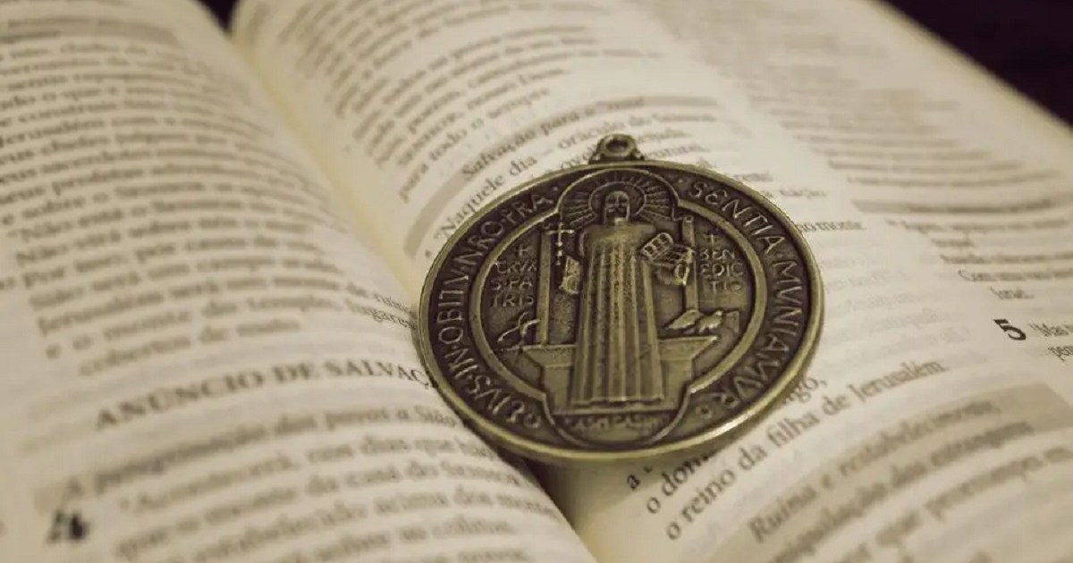 San Benito: Qué significa que te regalen una medalla de este santo – Diario  Río Negro