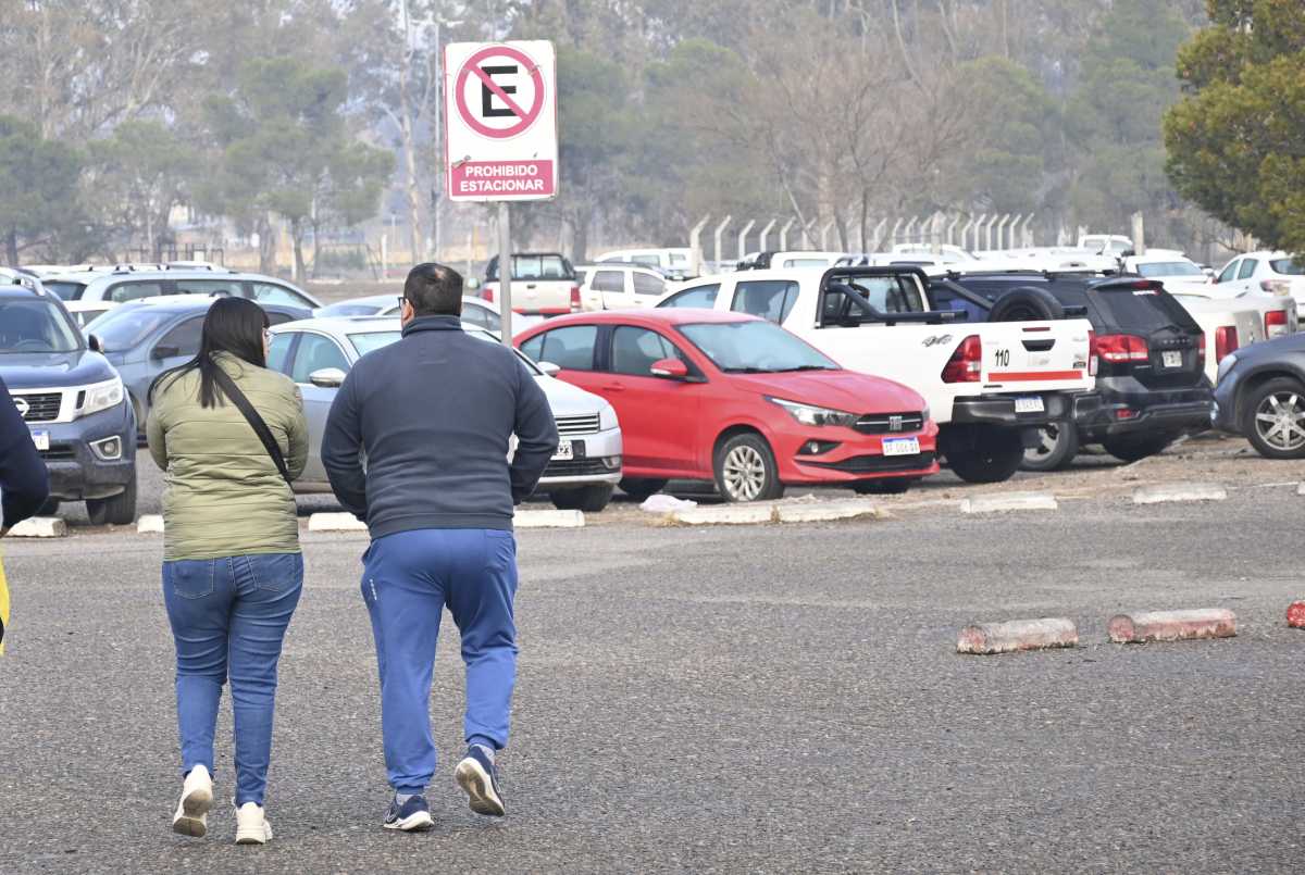 Si no se tiene vehículo y dinero para pagar el estacionamiento hay que llegar en transporte privado o en transporte público pero caminar un buen tramo (Florencia Salto)