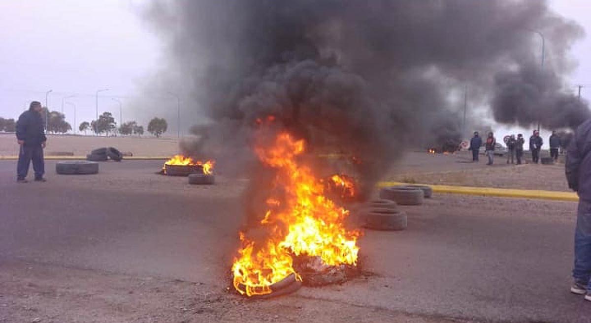 Los trabajadores protestan sobre la ruta 3, poco antes del ingreso a San Antonio. Foto: Gentileza