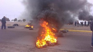 Trabajadores de la pesquera Río Salado se manifiestan en Ruta 3, cerca de San Antonio Oeste