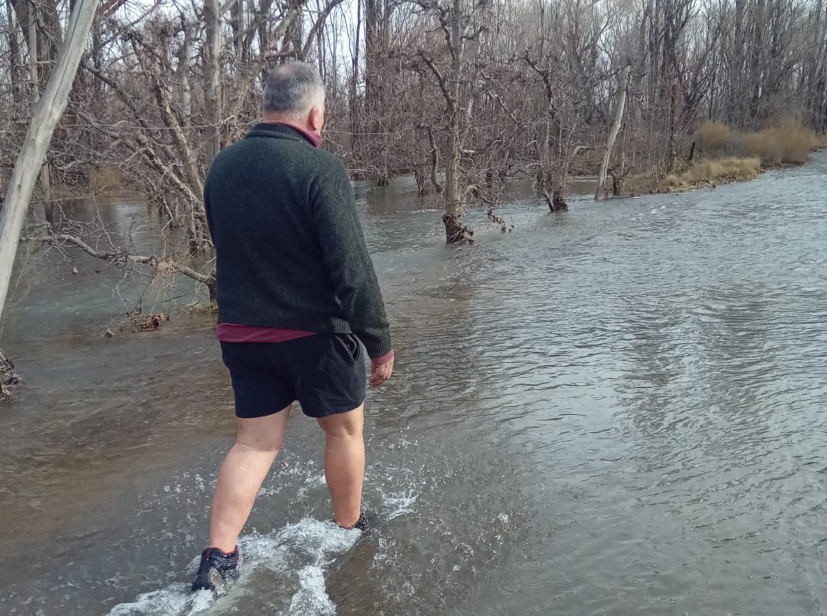 Crudo relato de un vecino de Centenario: "Tengo que caminar 700 metros por el agua hasta mi casa". Foto: Gentileza.