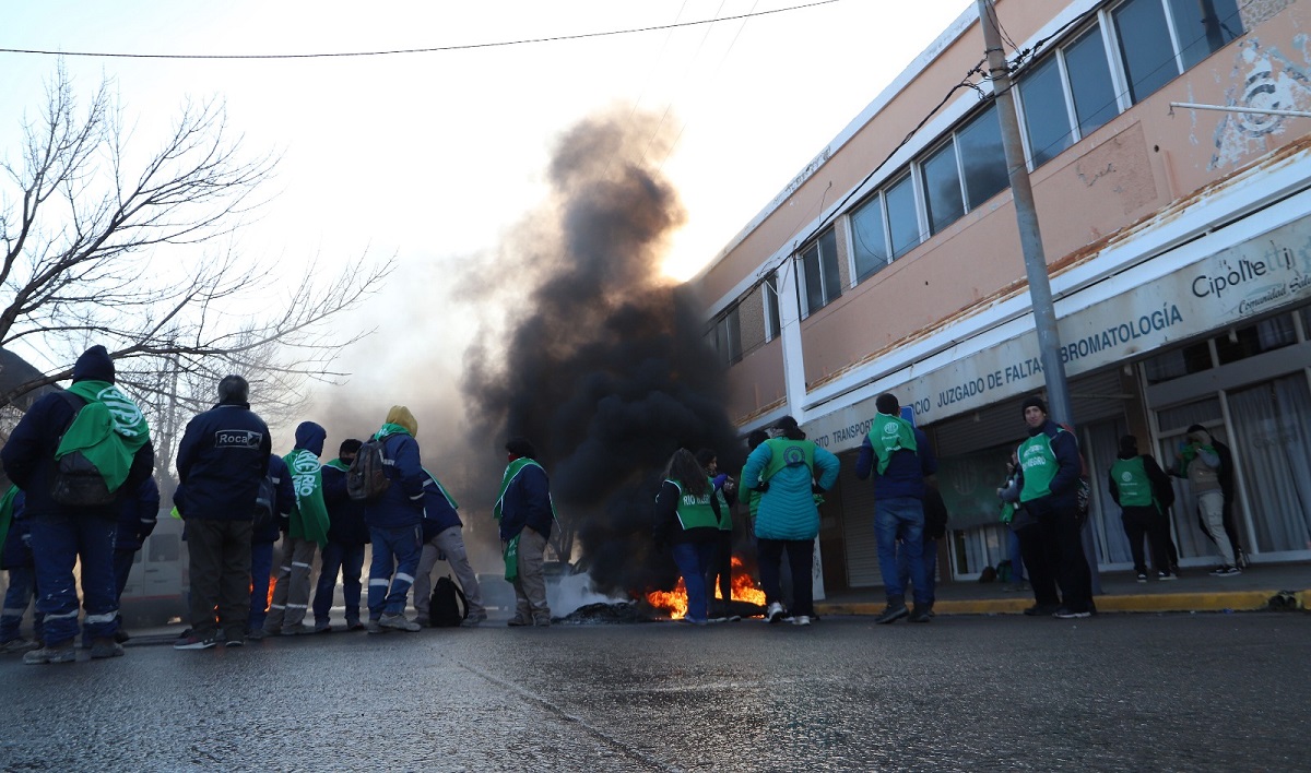 Los trabajadores de ATE se movilizaron en la delegación noroeste de la calle Brentana. Foto: Fabian Ceballos.