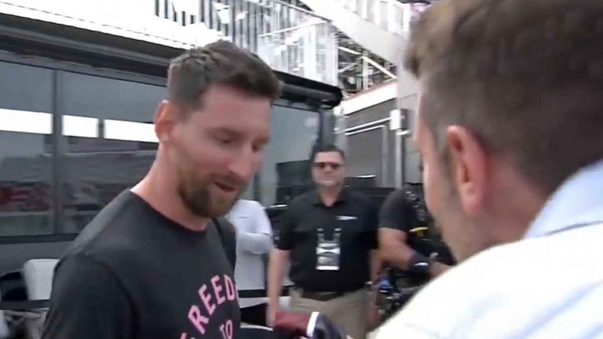 El periodista y el jugador protagonizaron un emocionante momento en la previa del partido de este martes. Foto: Captura.