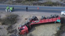 Imagen de Video: un camión con arena para Vaca Muerta volcó en Paso Córdoba