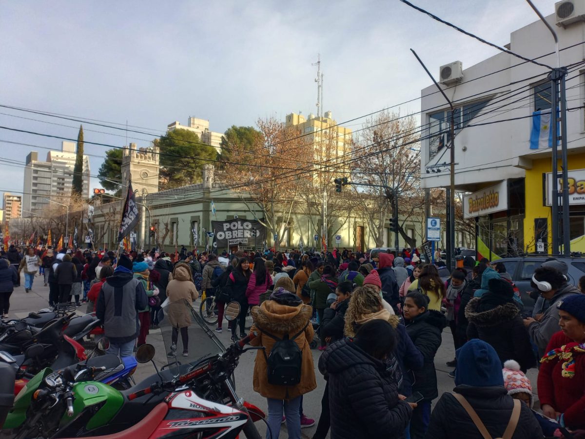 La marcha comenzó en el centro de Neuquén para llegar a la Casa de Gobierno. (Gentileza)