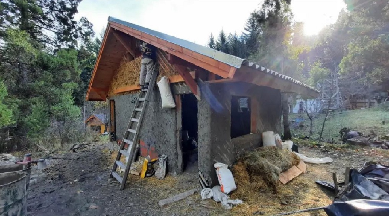 Construcción de quincha contemporánea, donde se observan los materiales utilizados.