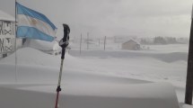 Imagen de «El Yeti de Copahue», único habitante de la villa termal tapada por la nieve y el orgullo de hacer patria