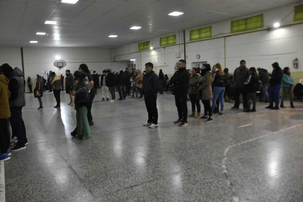 Las escuelas de Cutral Co y Plaza Huincul que funcionaron como centros de votación en estas elecciones, mañana tendrán clases. (Foto Fernando Ranni).-