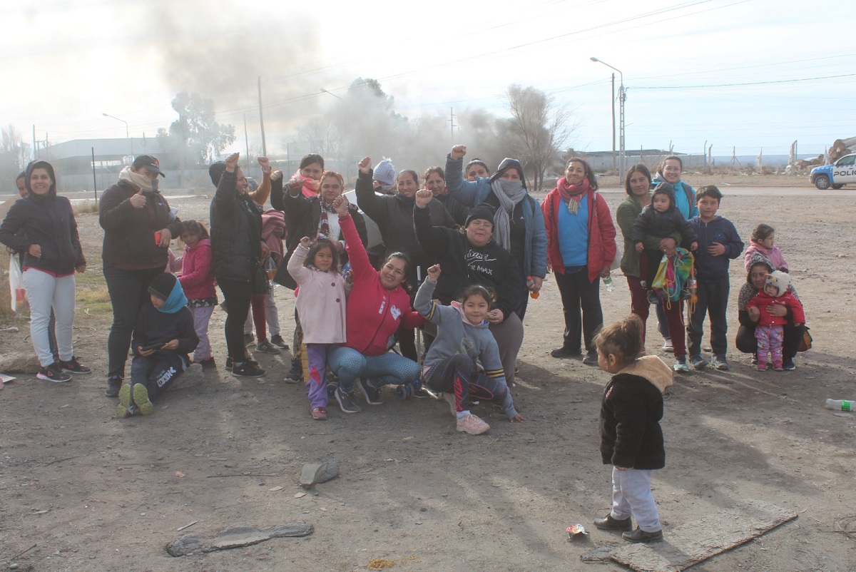 Corte en Ruta 7 de Neuquén: vecinos pasarán la noche en el lugar, reclamando el servicio de luz