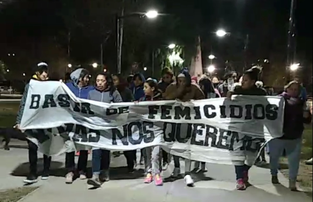 Encabezada por familiares, la marcha salió del centro y fue hasta el lugar del femicidio de Marisa Coliman. (Gentileza Radio Municipal Luis Beltrán)