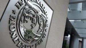 El FMI destrabó US$800 millones para Argentina tras aprobar la última revisión del acuerdo
