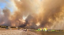 Imagen de En plena ola de calor, Grecia combate incendios y evacua a miles de turistas